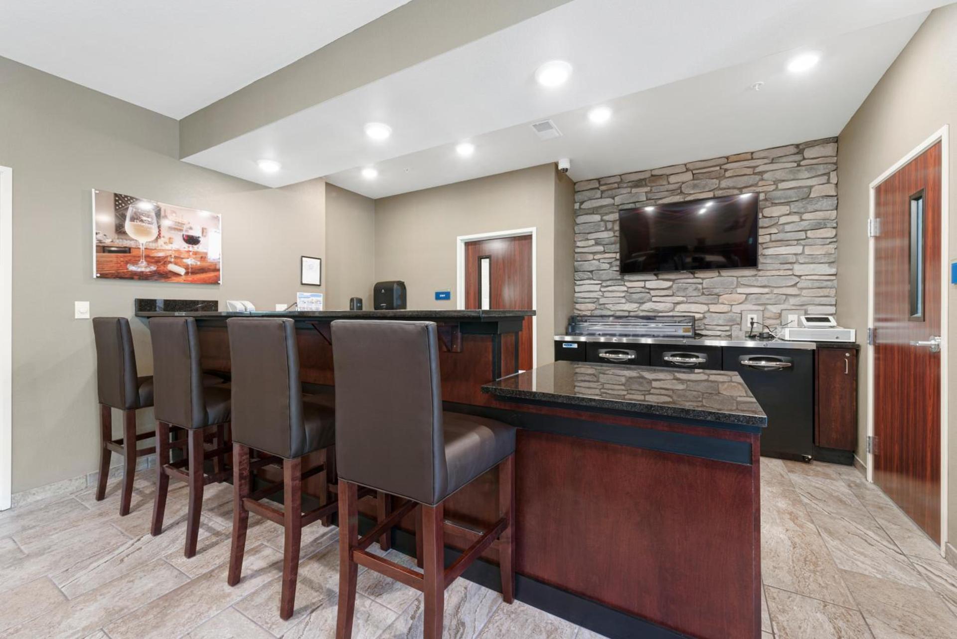 Cobblestone Hotel & Suites - Russells Point at Indian Lake photo 11