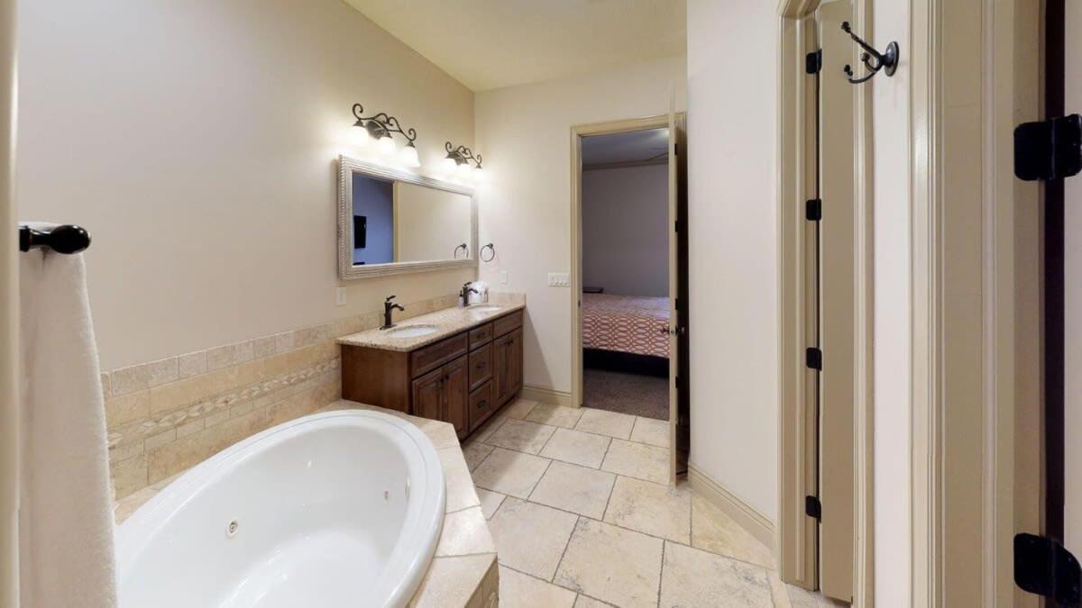 H6 Slick Rock Suite l Ground Floor 2-bedroom Hillside View photo 32