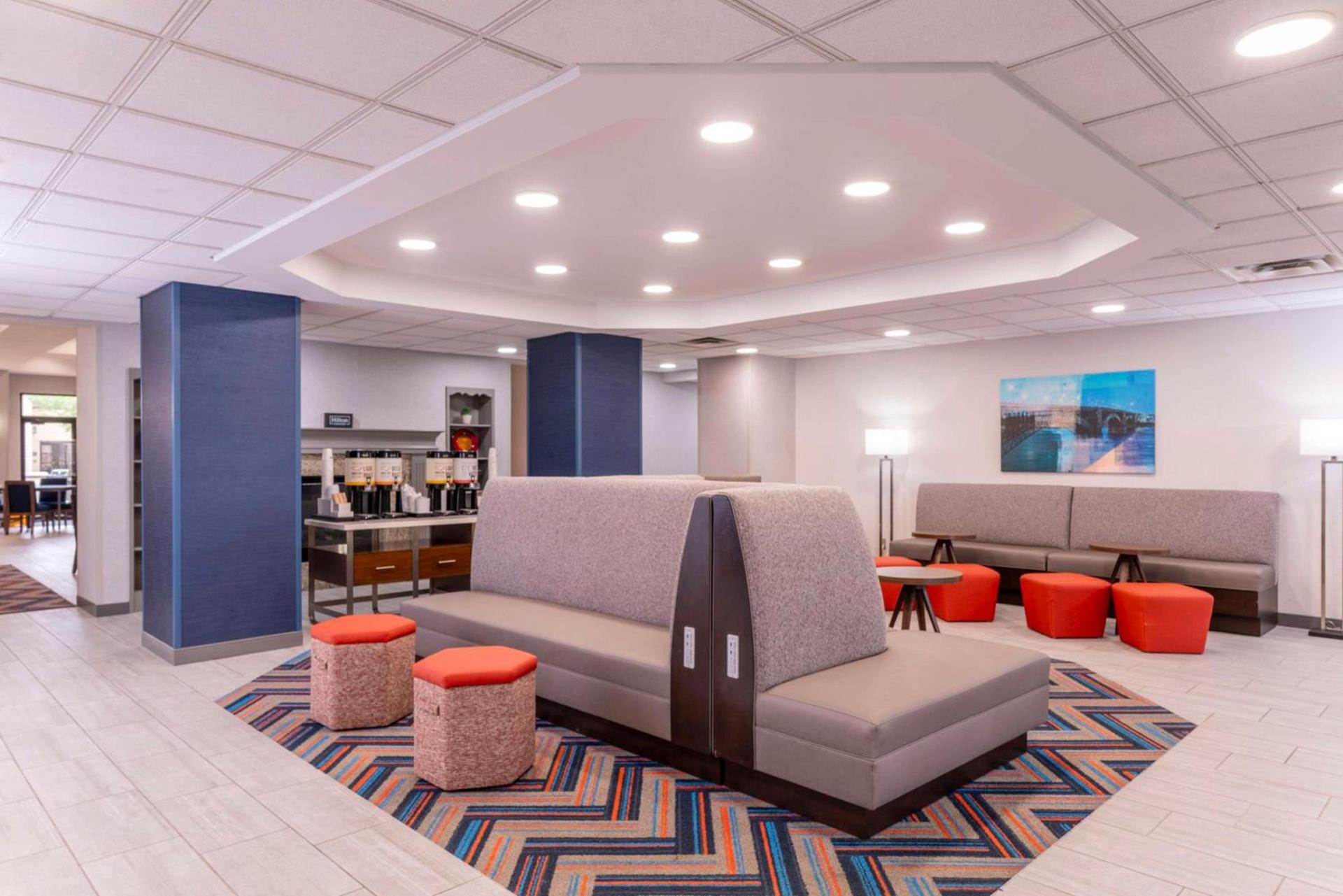 Hampton Inn & Suites St. Louis-Chesterfield photo 2