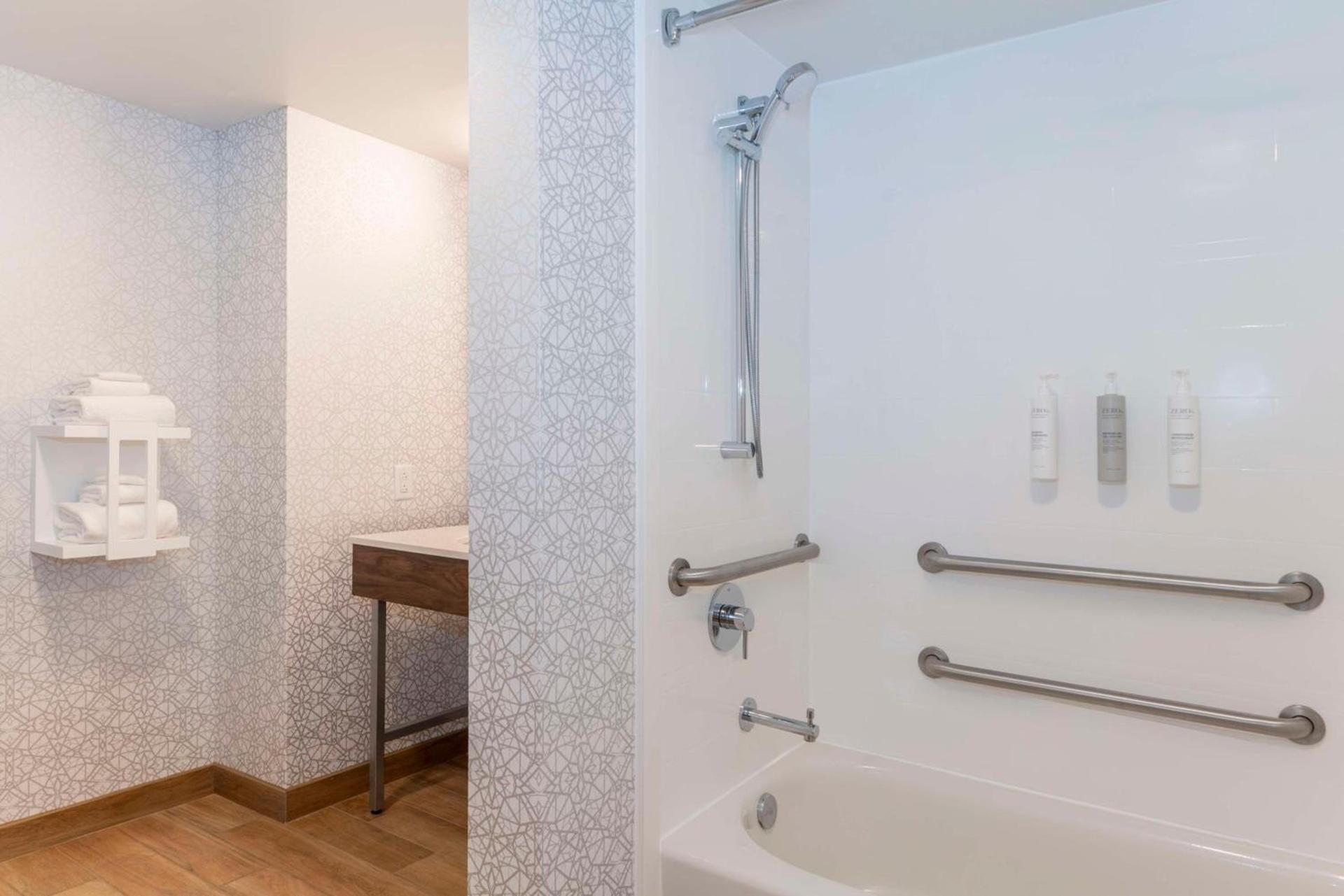 Hampton Inn & Suites St. Louis-Chesterfield photo 25