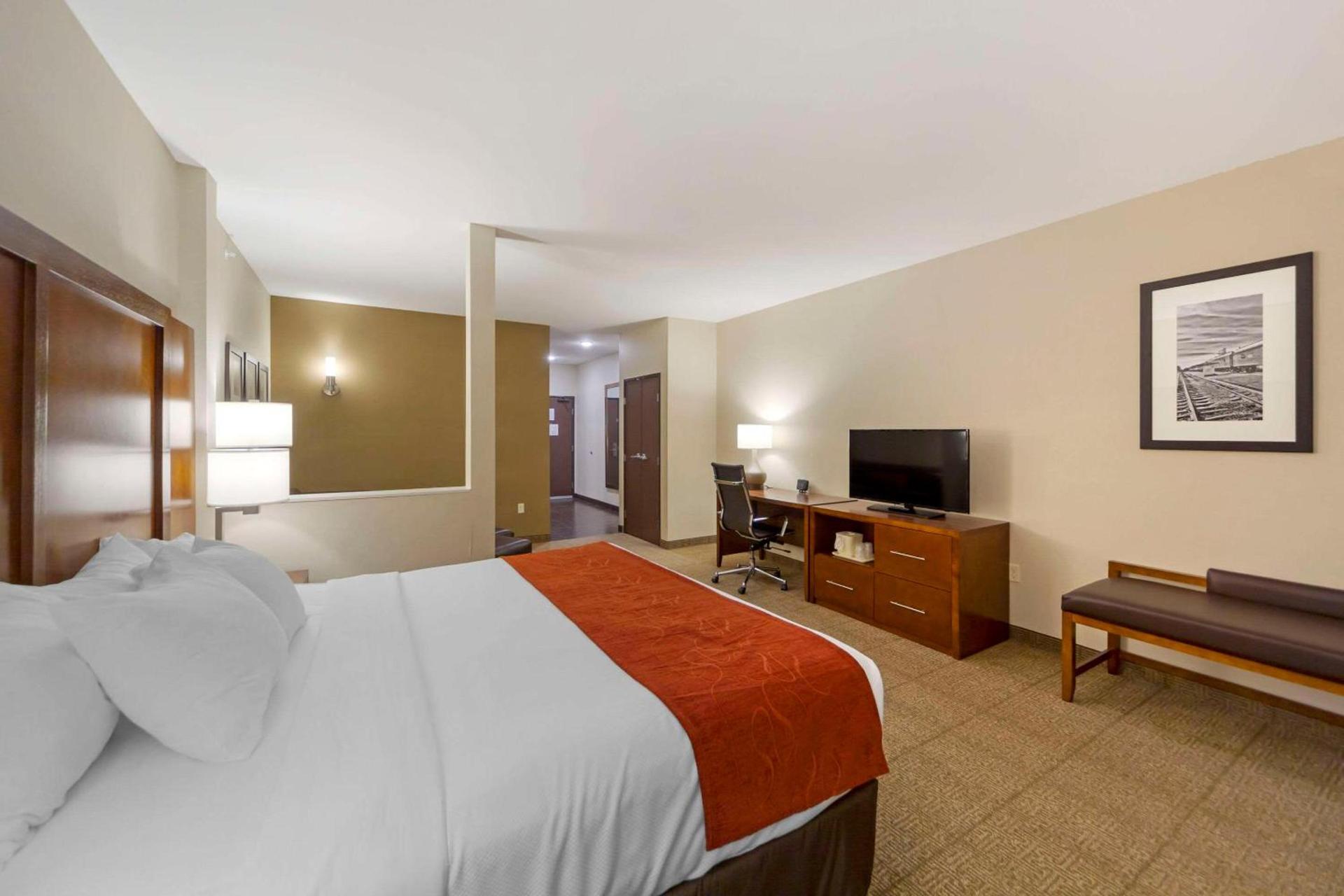 Comfort Suites photo 39