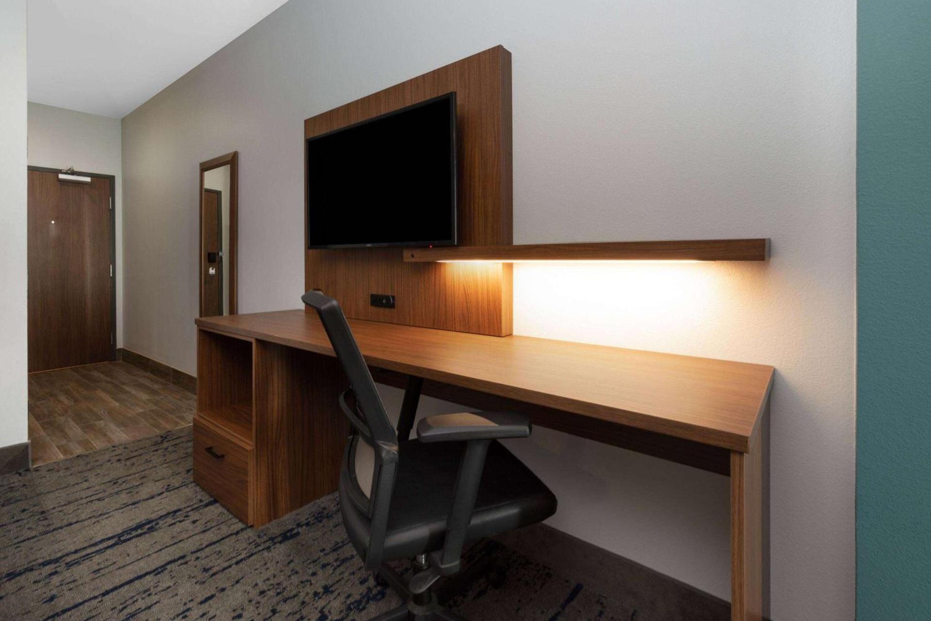 La Quinta Inn & Suites by Wyndham Dallas - Frisco Stadium photo 19