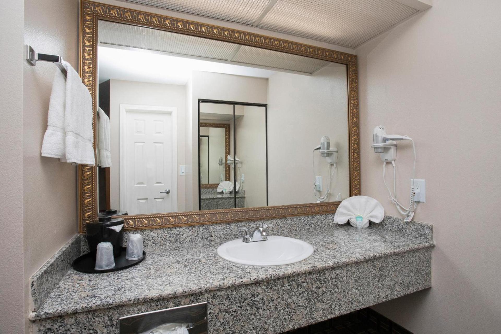 Stanford Inn & Suites Anaheim photo 33