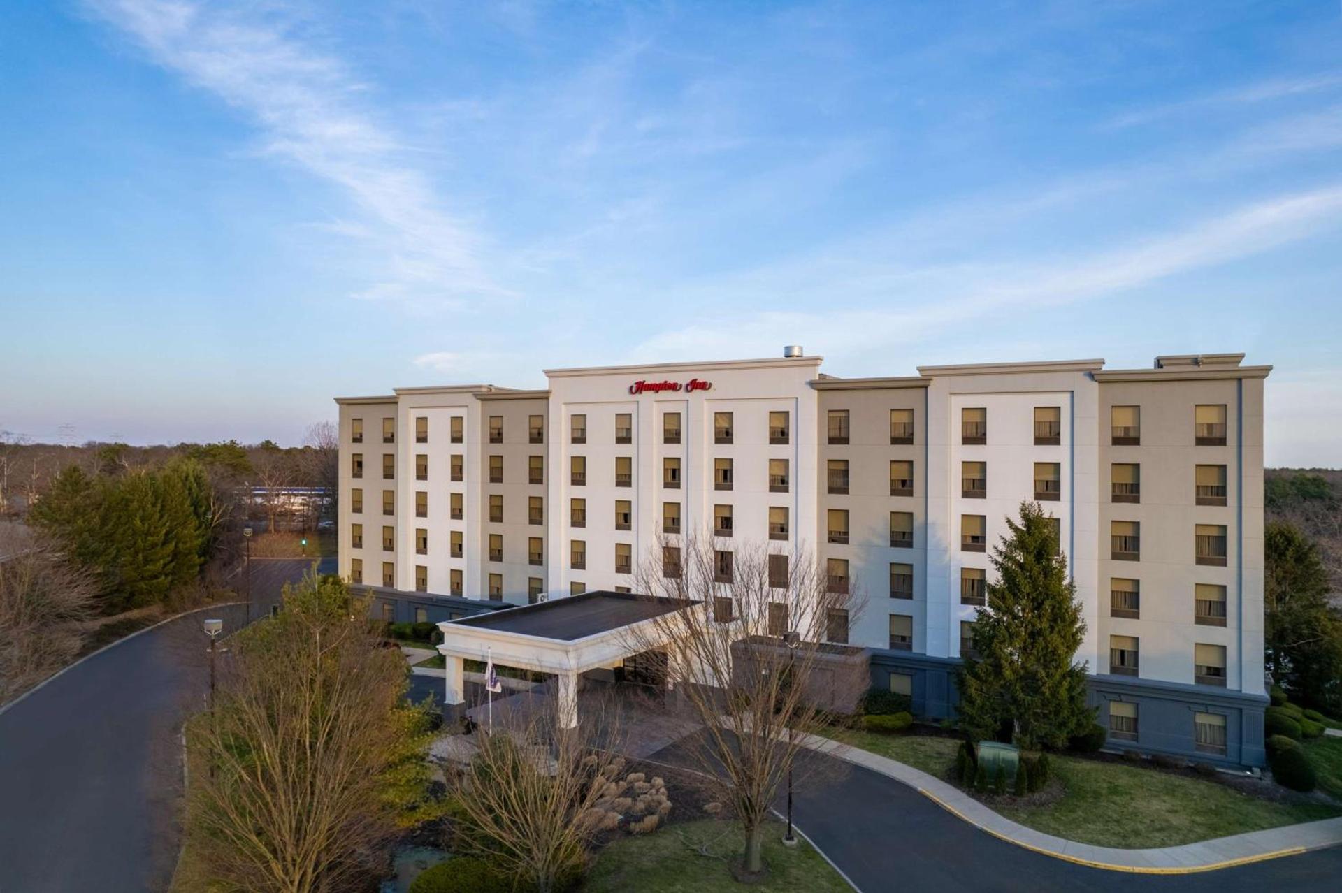 Hampton Inn Long Island-Brookhaven photo 2