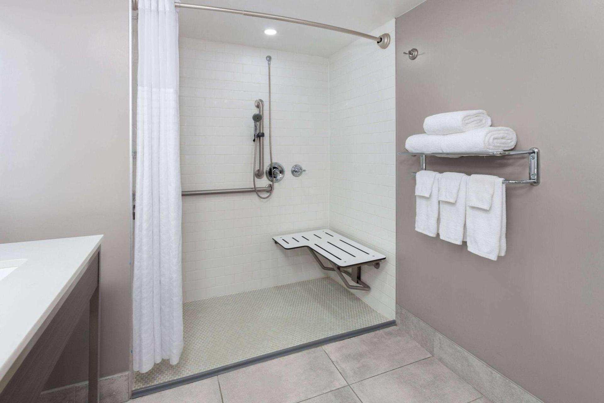 Super 8 by Wyndham Baltimore Northwest photo 53