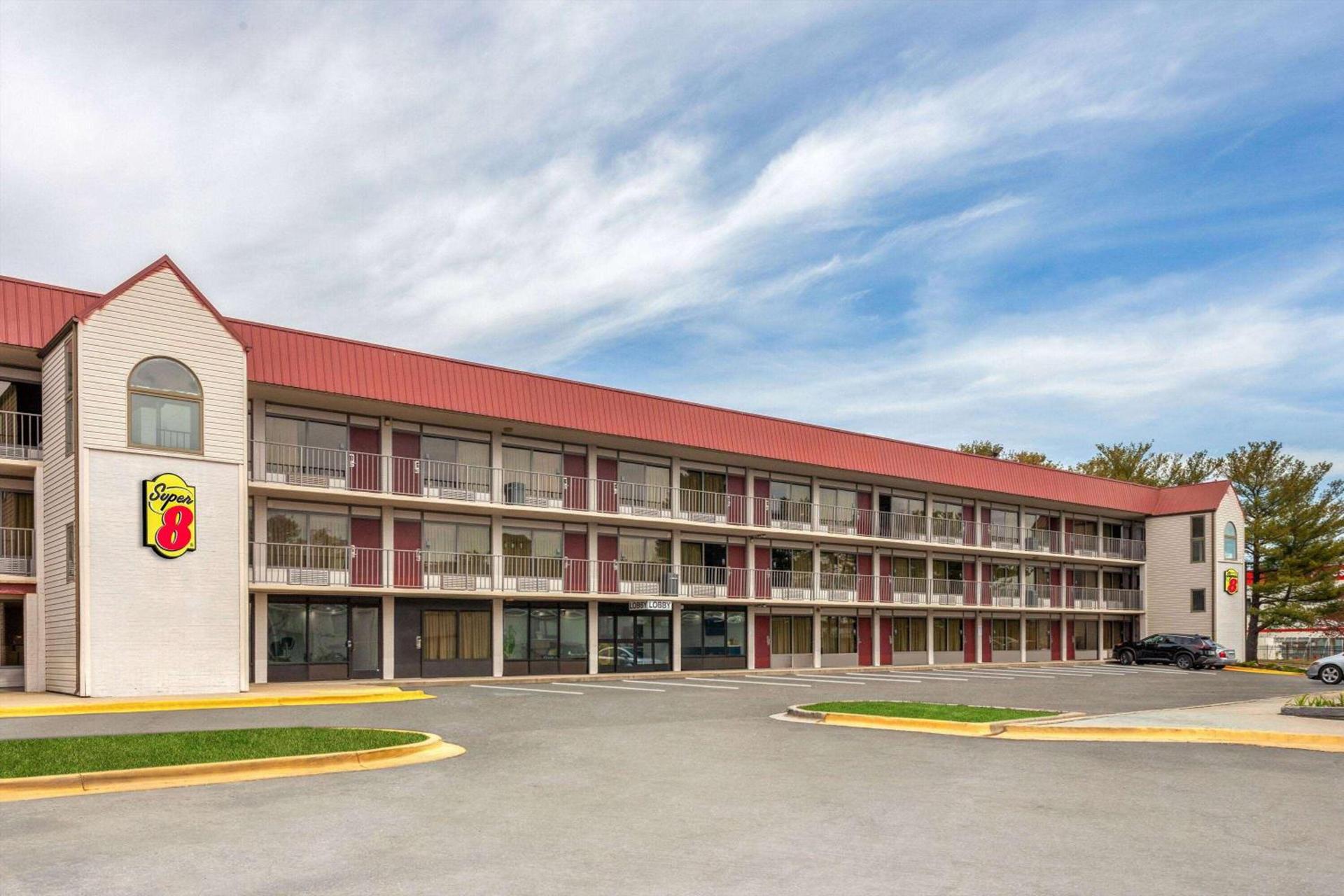 Super 8 by Wyndham Baltimore Northwest photo 2