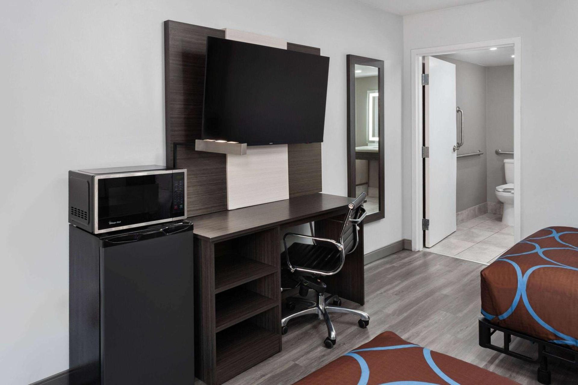 Super 8 by Wyndham Baltimore Northwest photo 20