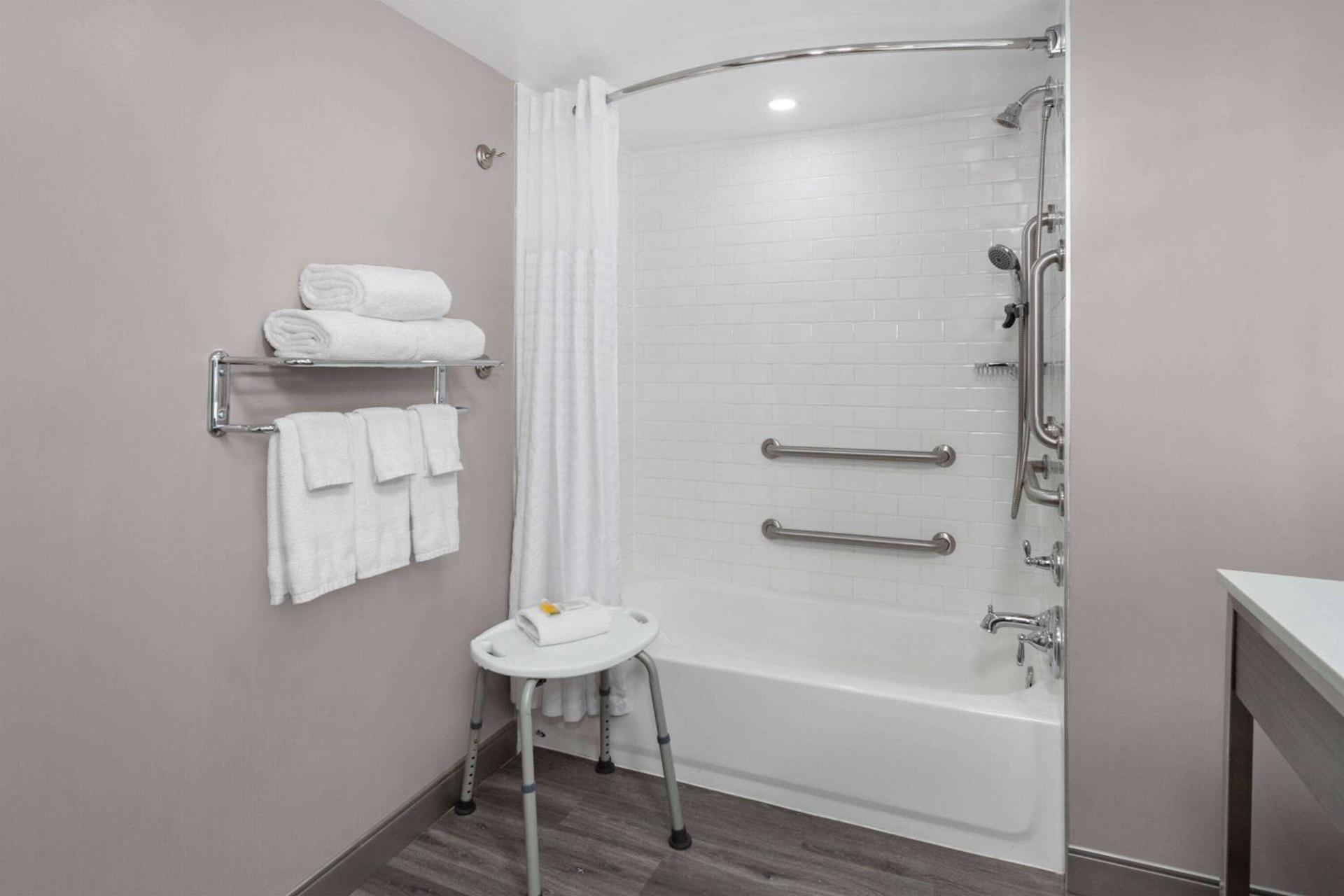 Days-Inn by Wyndham Baltimore Northwest photo 53