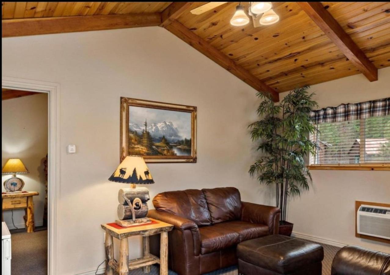 Cabin 1 at Southfork Lodge- sleeps up to 2 photo 5