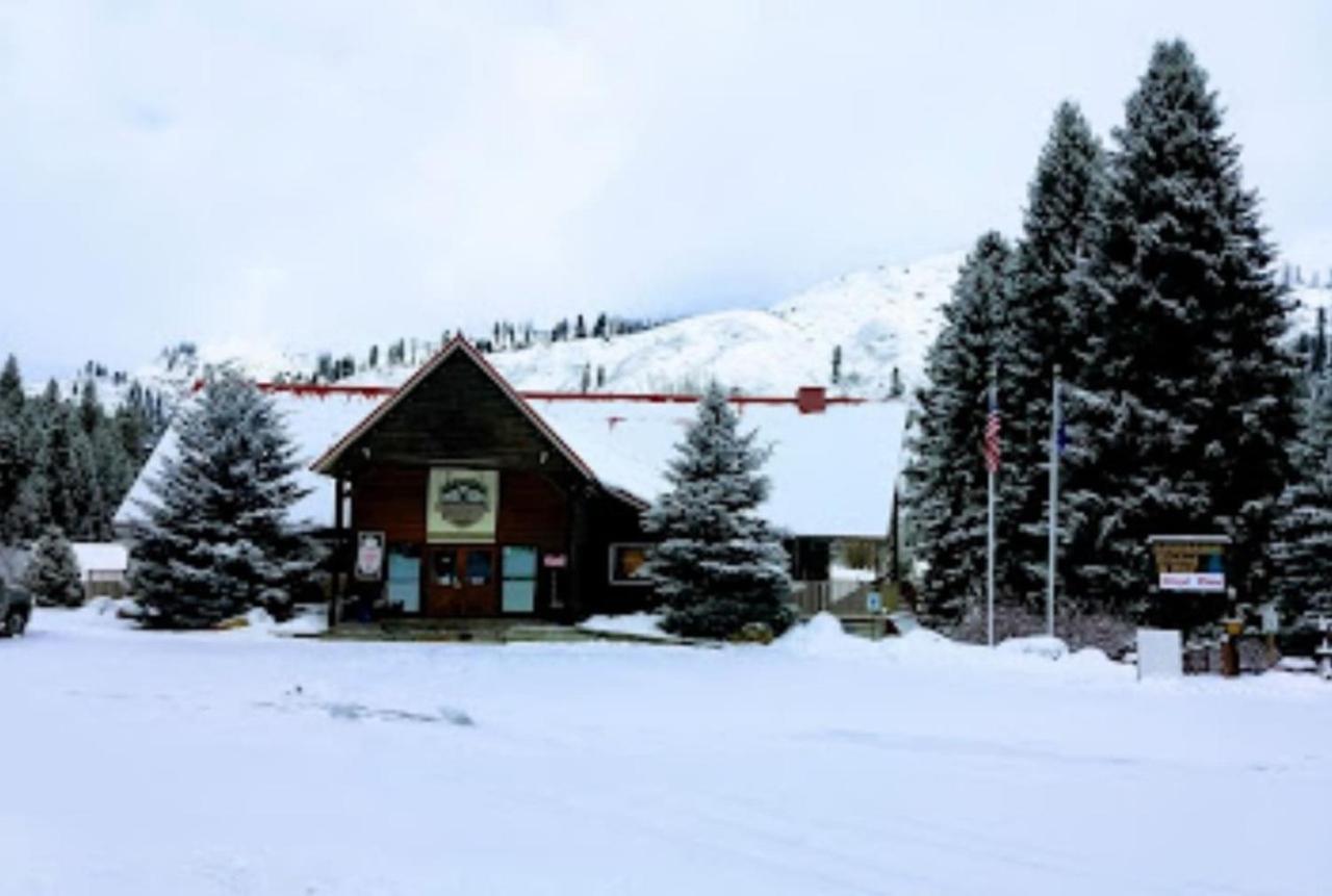 Cabin 3 at Southfork Lodge- Sleeps 2 — hotel in Lowman