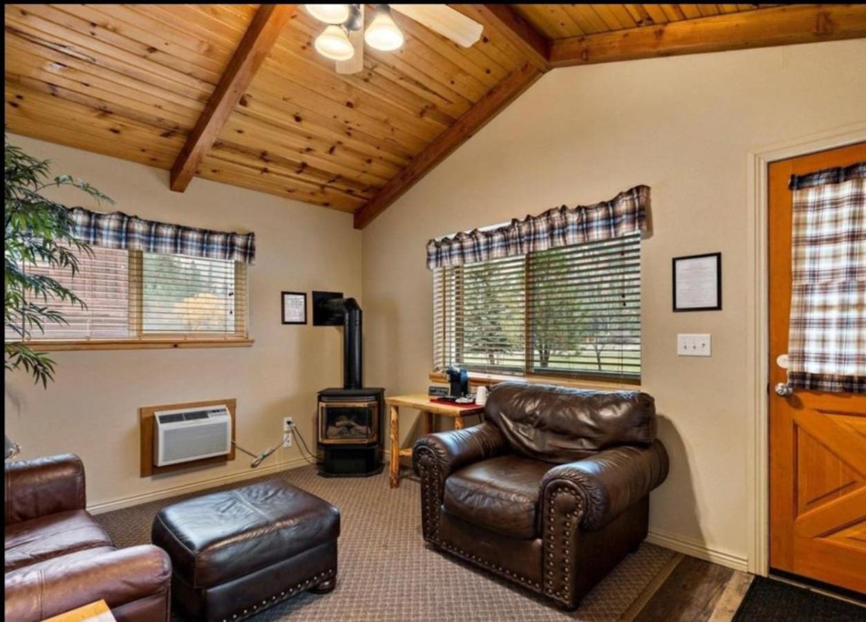 Cabin 3 at Southfork Lodge- Sleeps 2 photo 10
