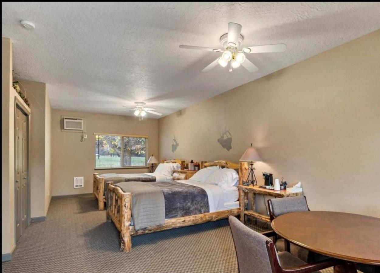 Queen Double Ensuite at South Fork Lodge Motel photo 26