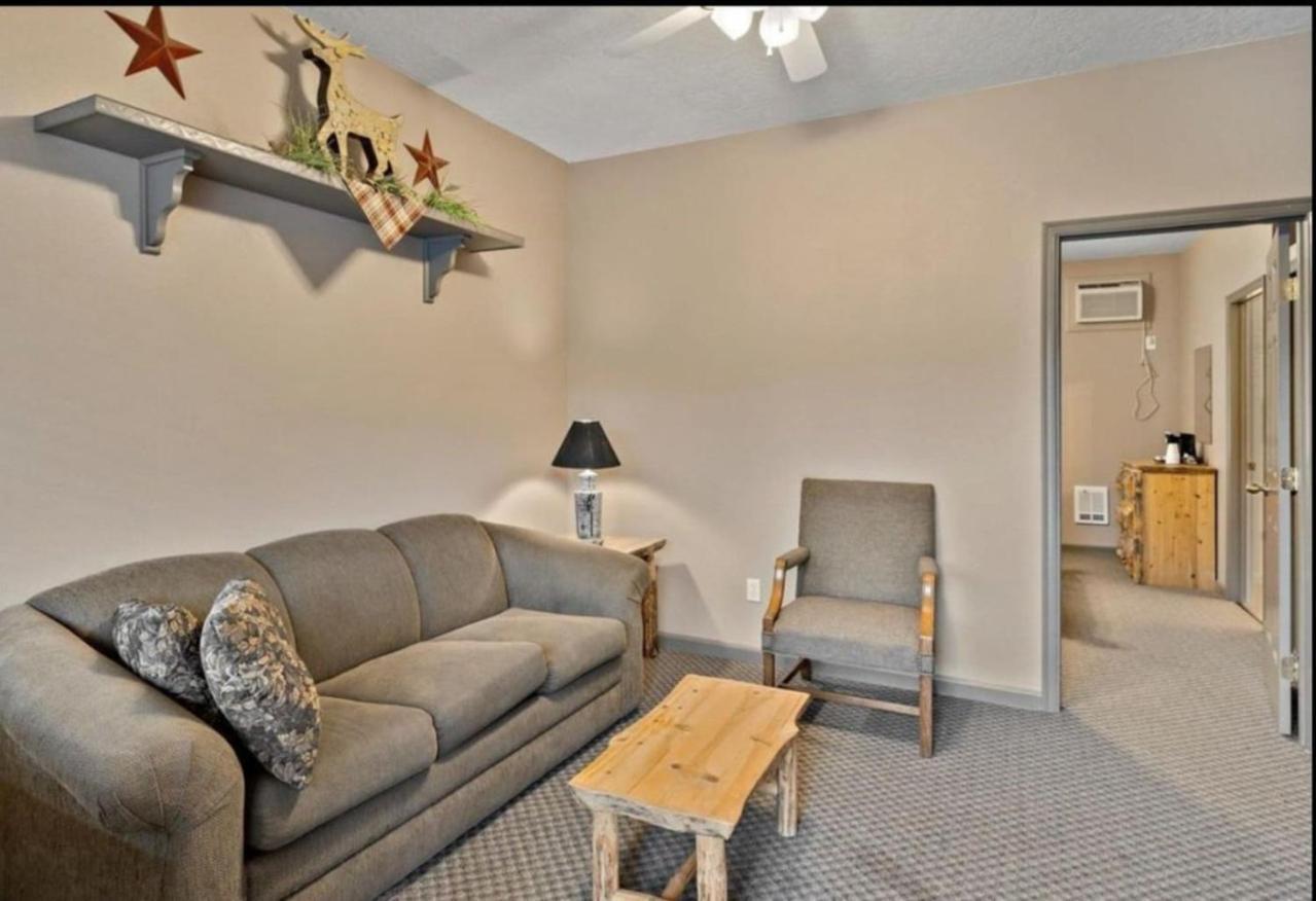 Queen Single Ensuite Room at Southfork Lodge Motel photo 22