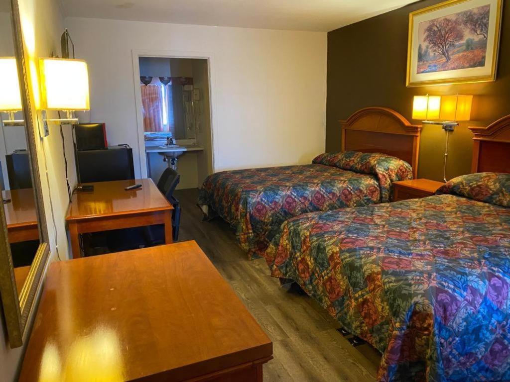 Country Club Inn & Suites photo 52