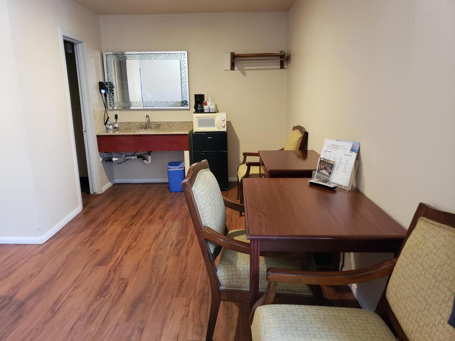 California Suites Motel photo 12