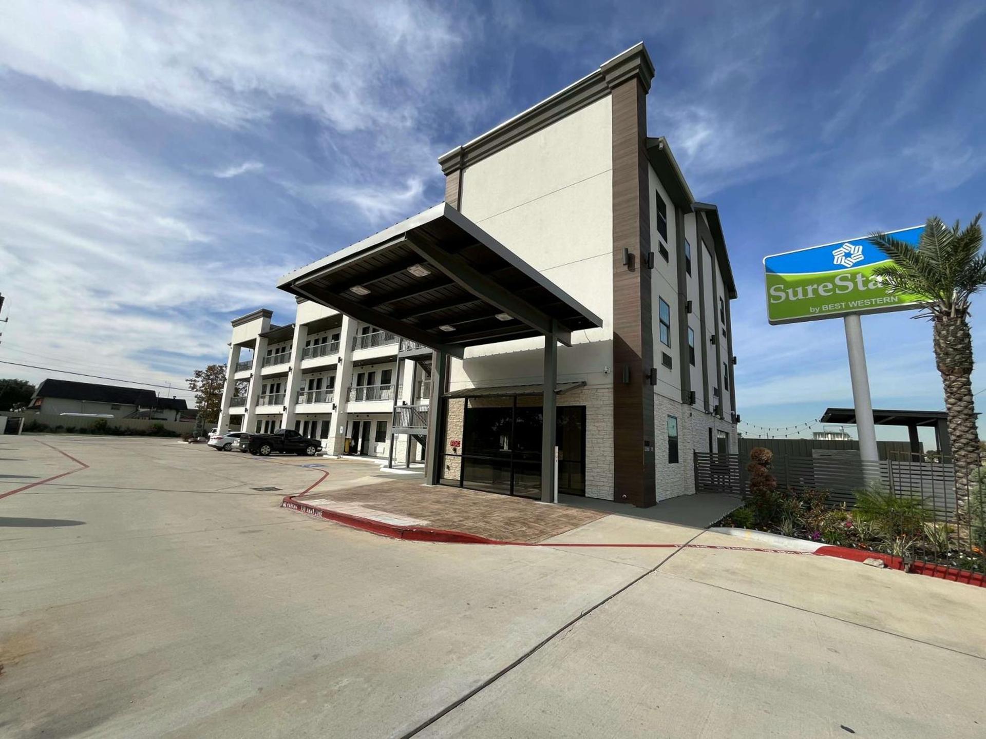 Comfeeni Inn and Suites photo 1