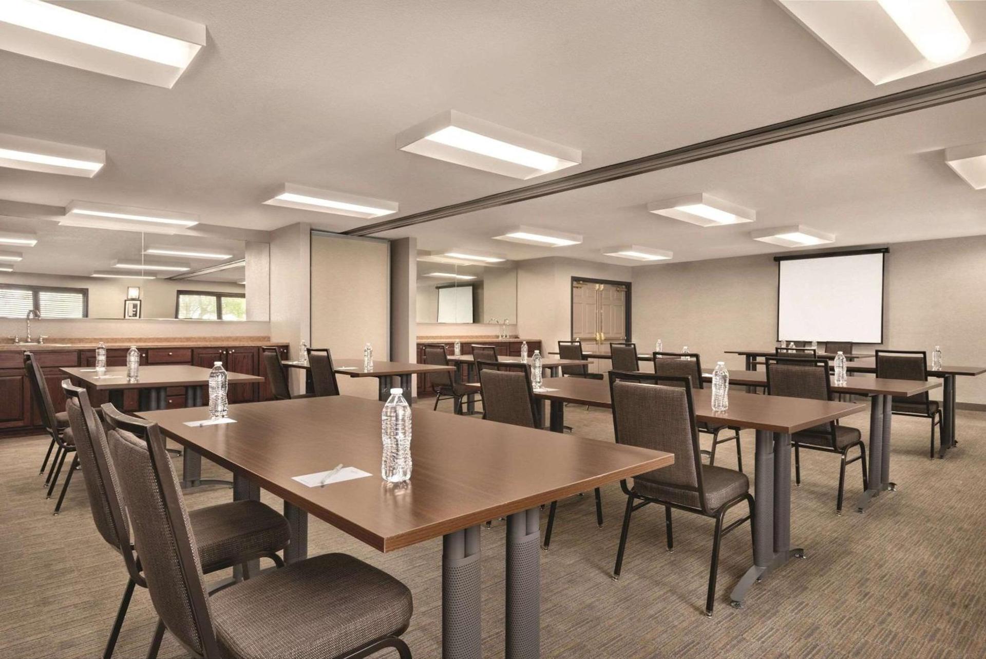Country Inn & Suites by Radisson, Pella, IA photo 2