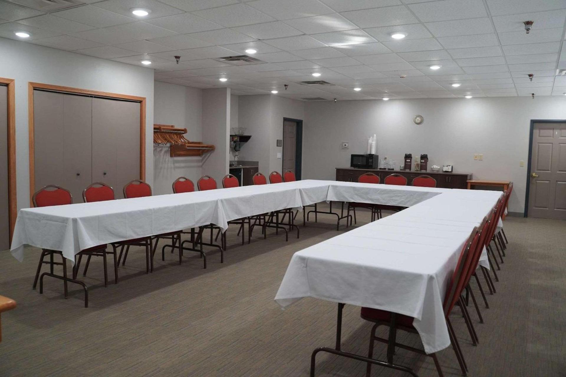Country Inn & Suites by Radisson, Watertown, SD photo 14