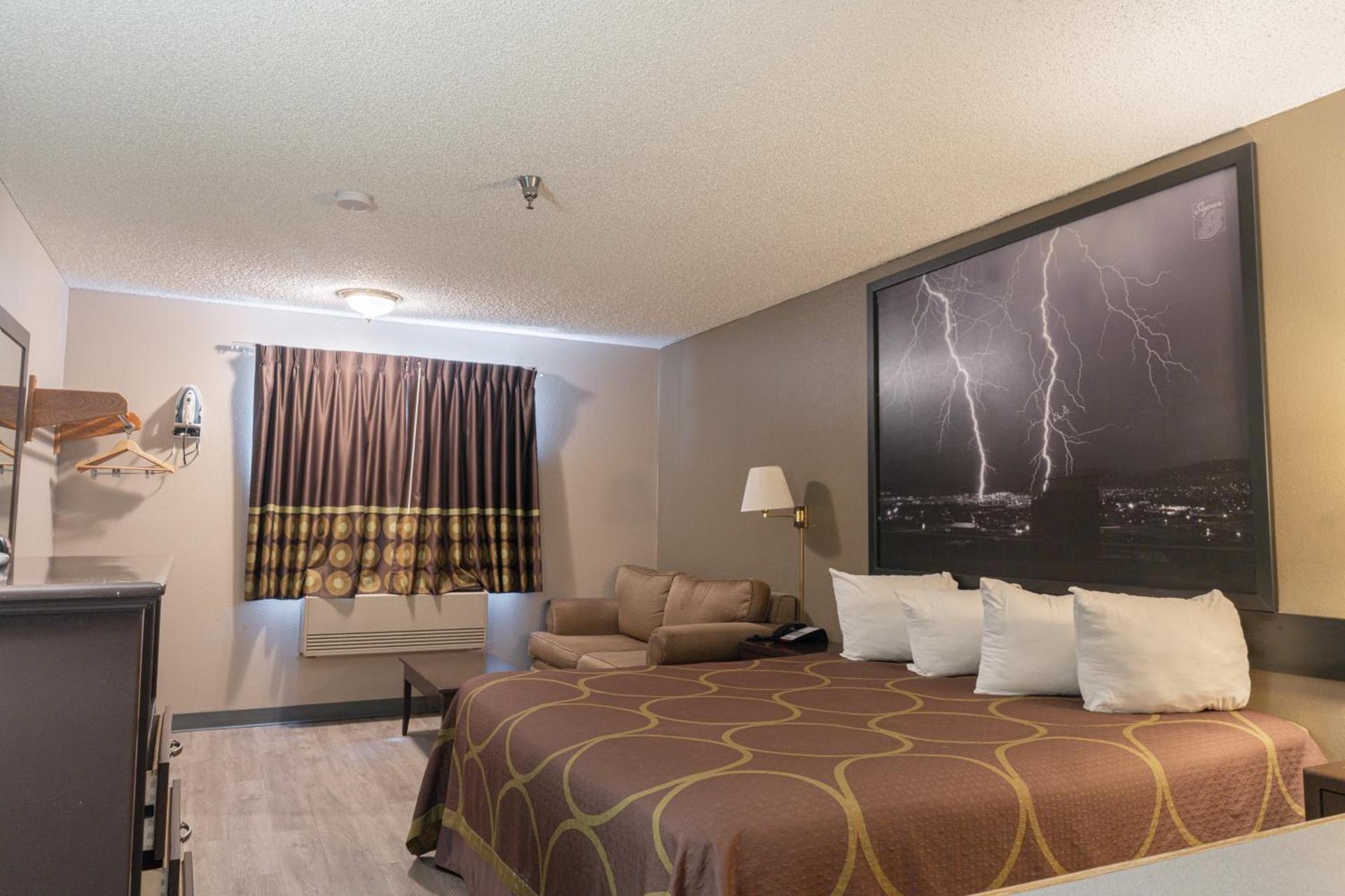 Super 8 by Wyndham Grants photo 16