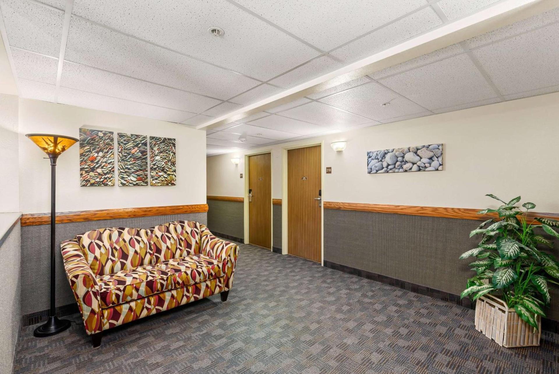 Days Inn by Wyndham Great Falls photo 10