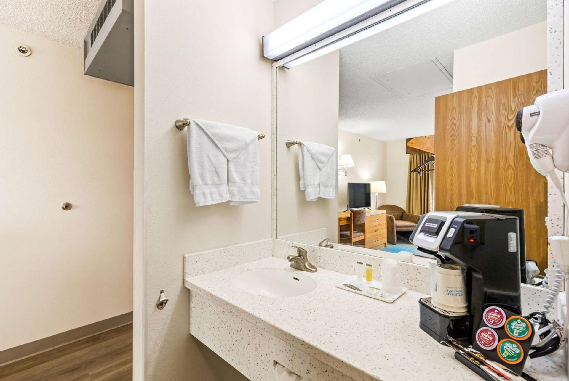 Days Inn by Wyndham Great Falls photo 27