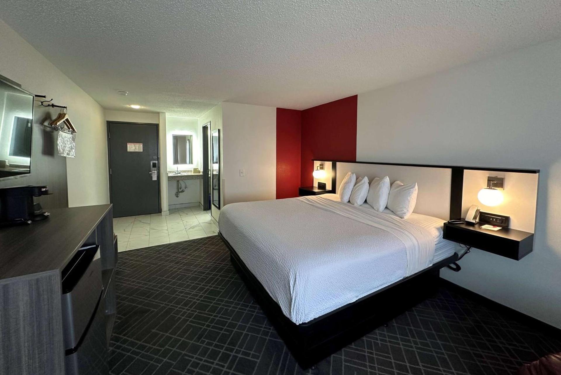 Ramada by Wyndham Waupaca photo 9