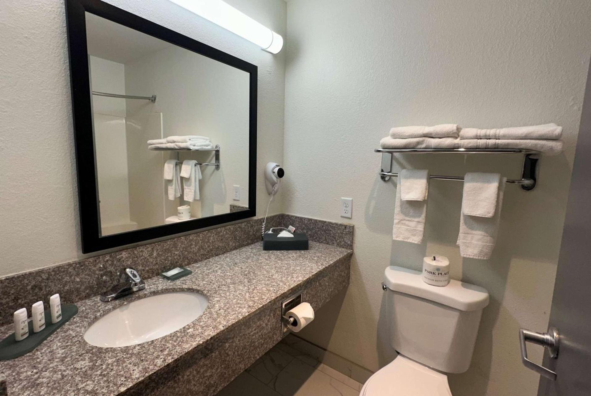 Ramada by Wyndham Waupaca photo 28