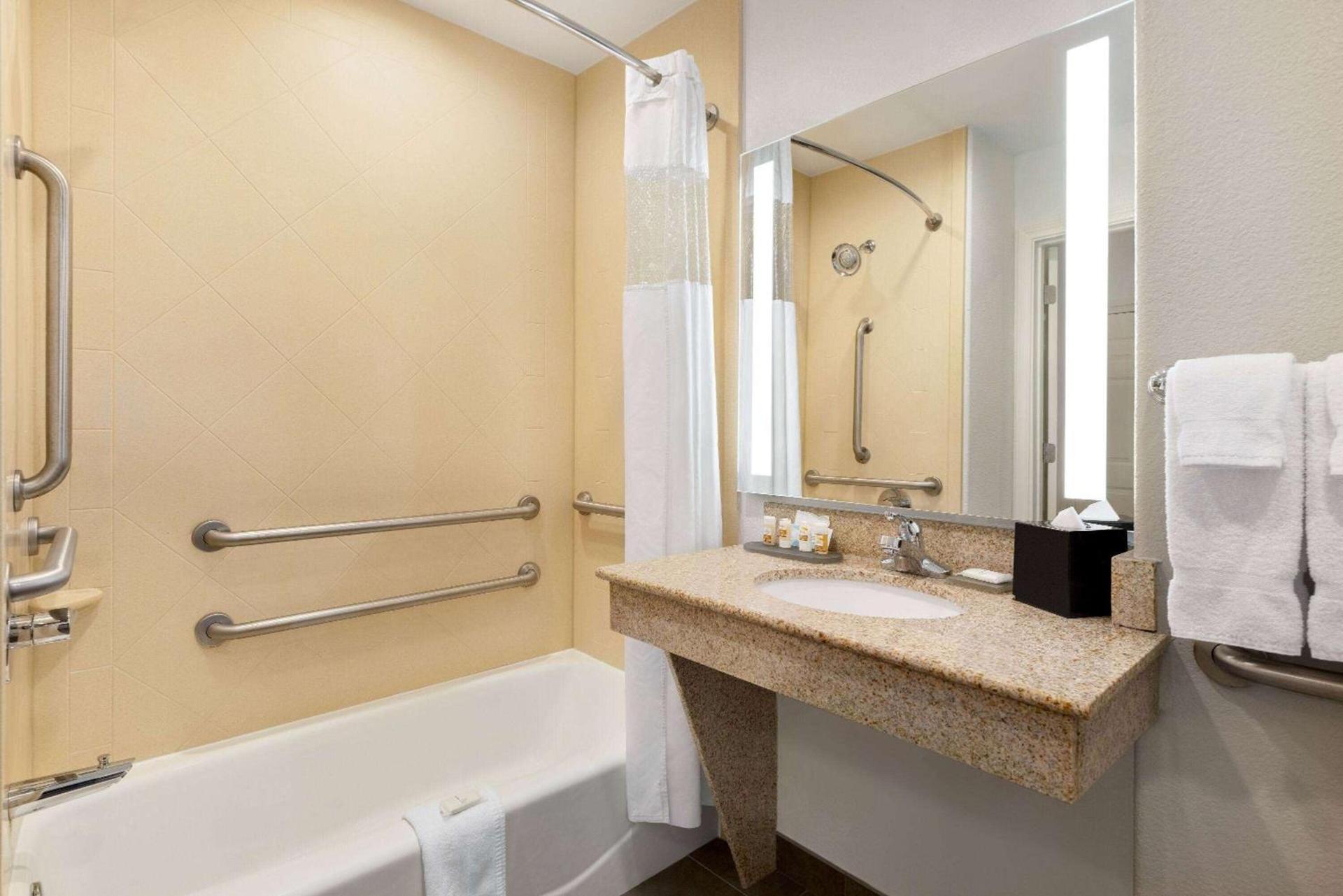 La Quinta by Wyndham Port Arthur photo 17