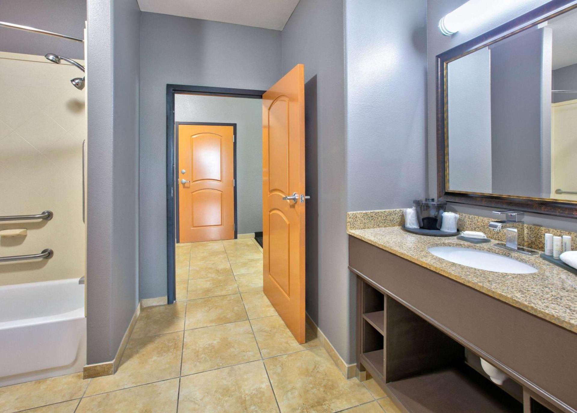 La Quinta Inn & Suites by Wyndham Little Rock - Bryant photo 26