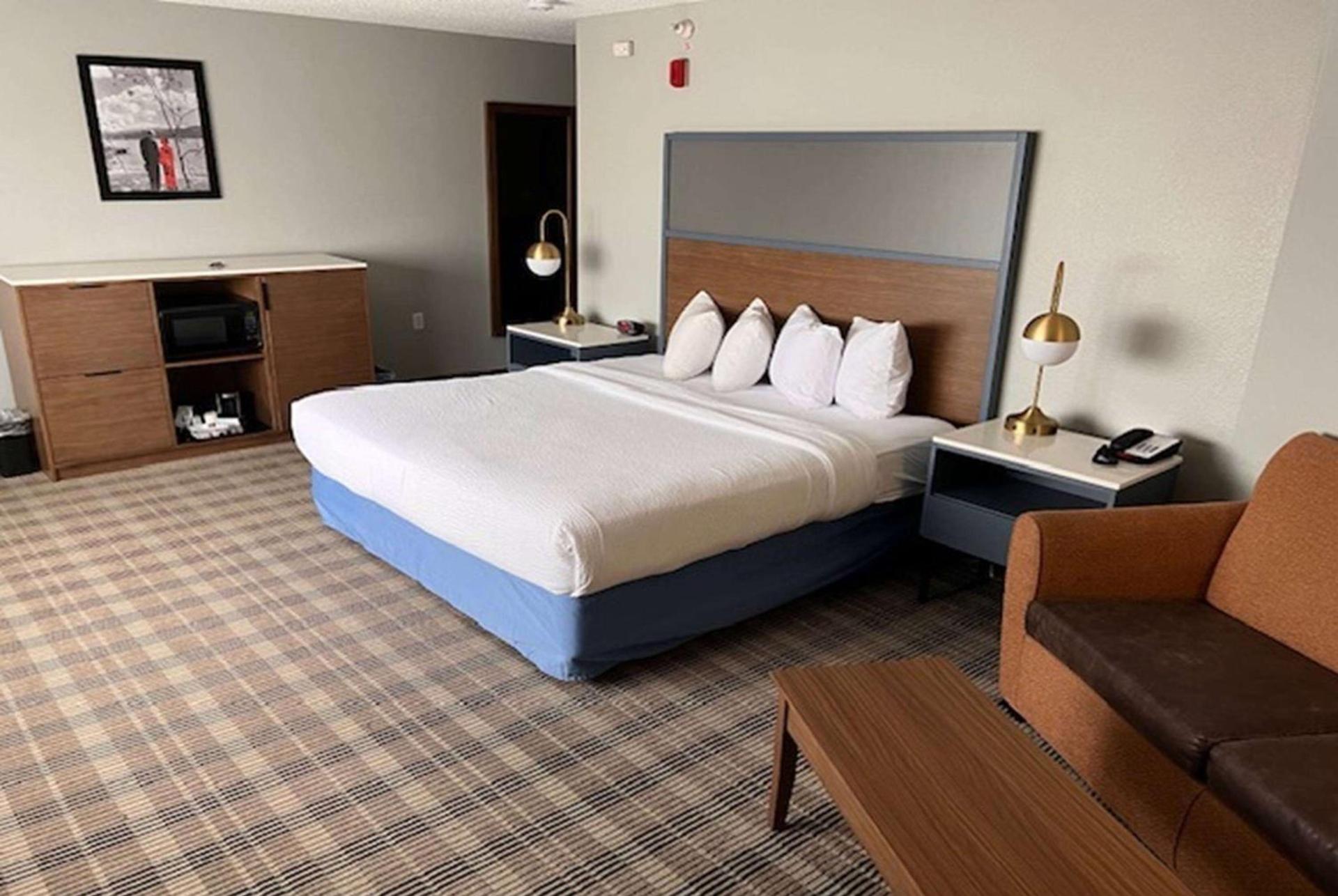 AmericInn by Wyndham Shakopee Near Canterbury Park photo 22
