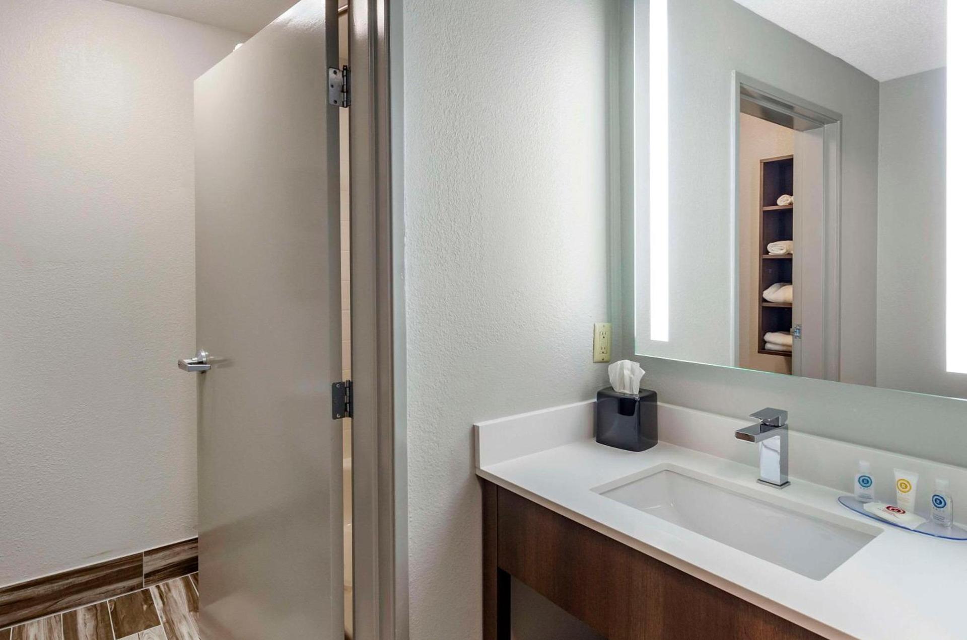 Comfort Inn & Suites Troutville-Roanoke North photo 29