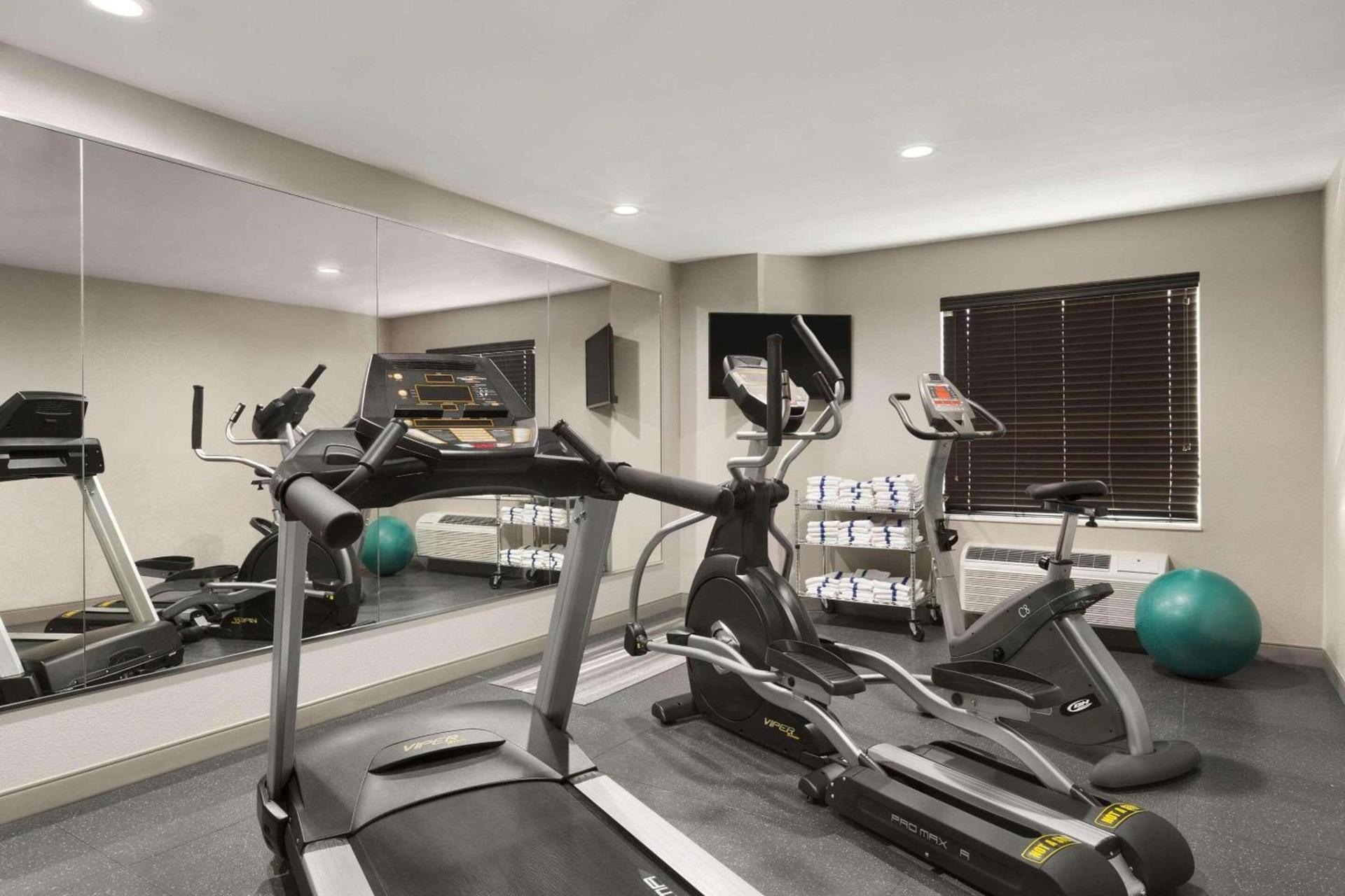 Country Inn & Suites by Radisson, Pierre, SD photo 10