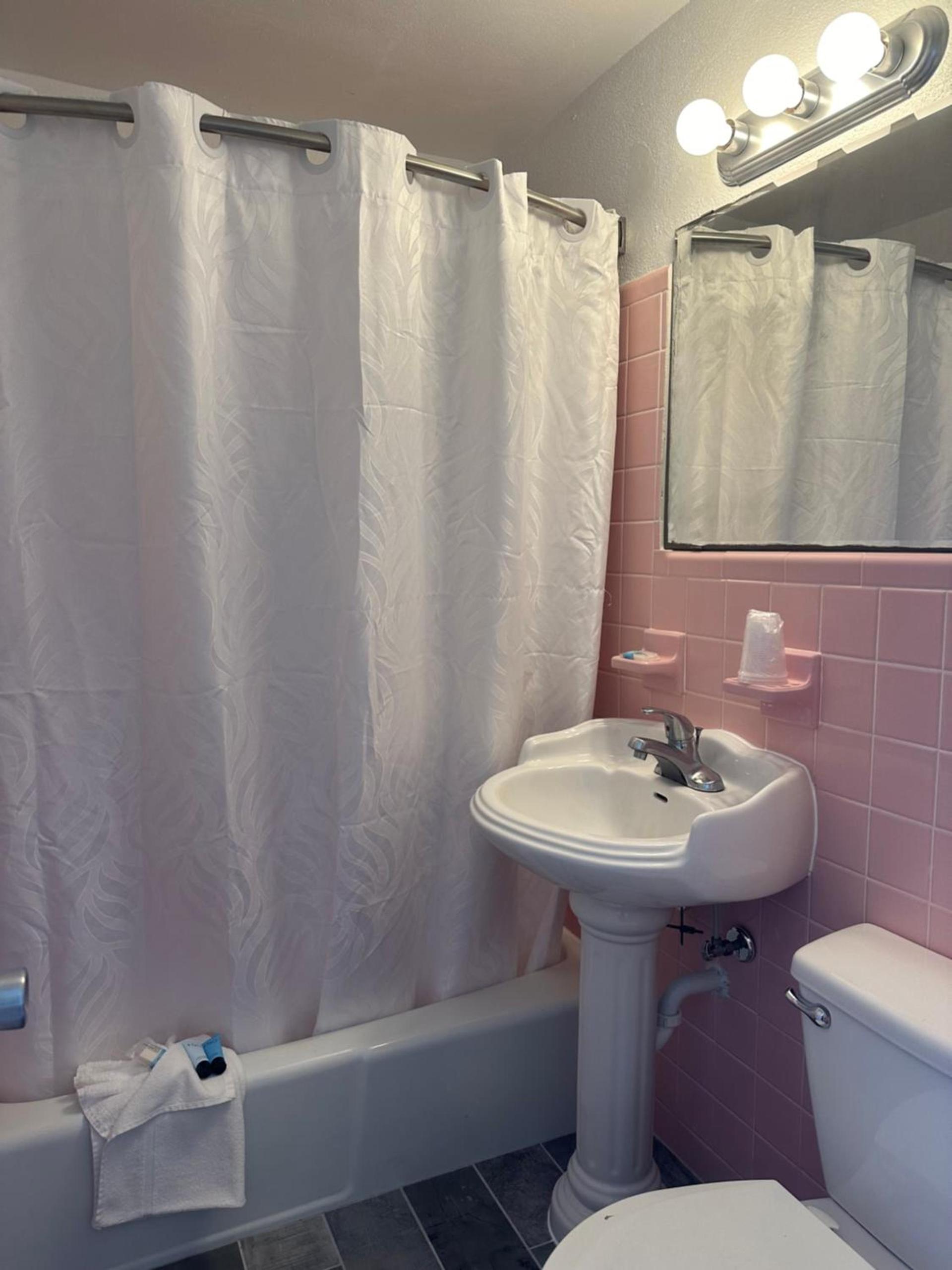 Royal Canadian Motel photo 26