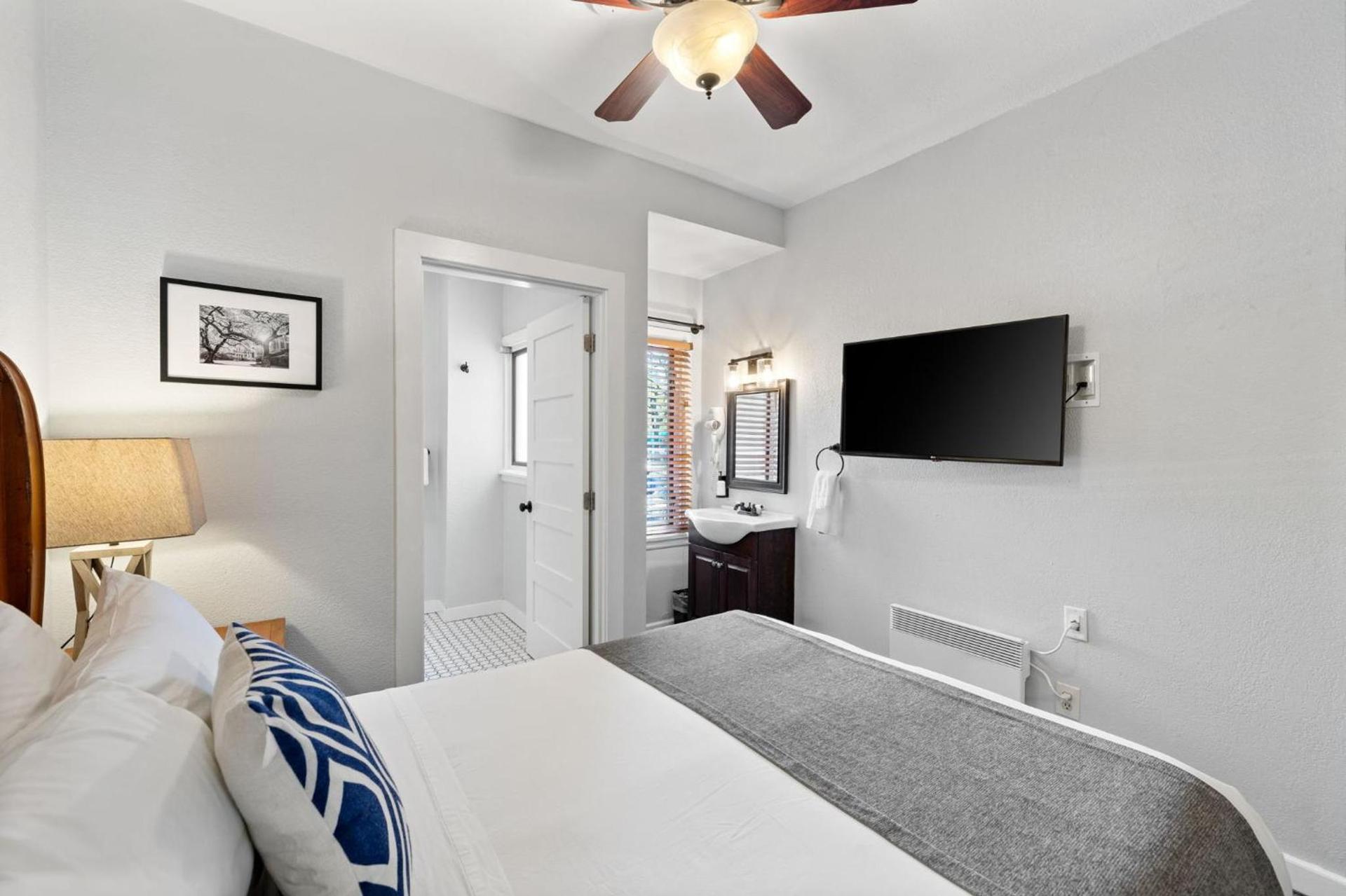 College Inn Hotel photo 43