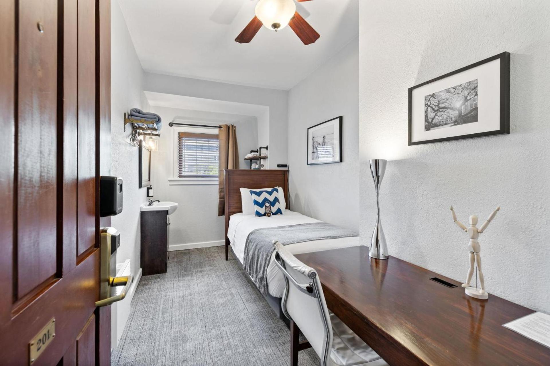 College Inn Hotel photo 52