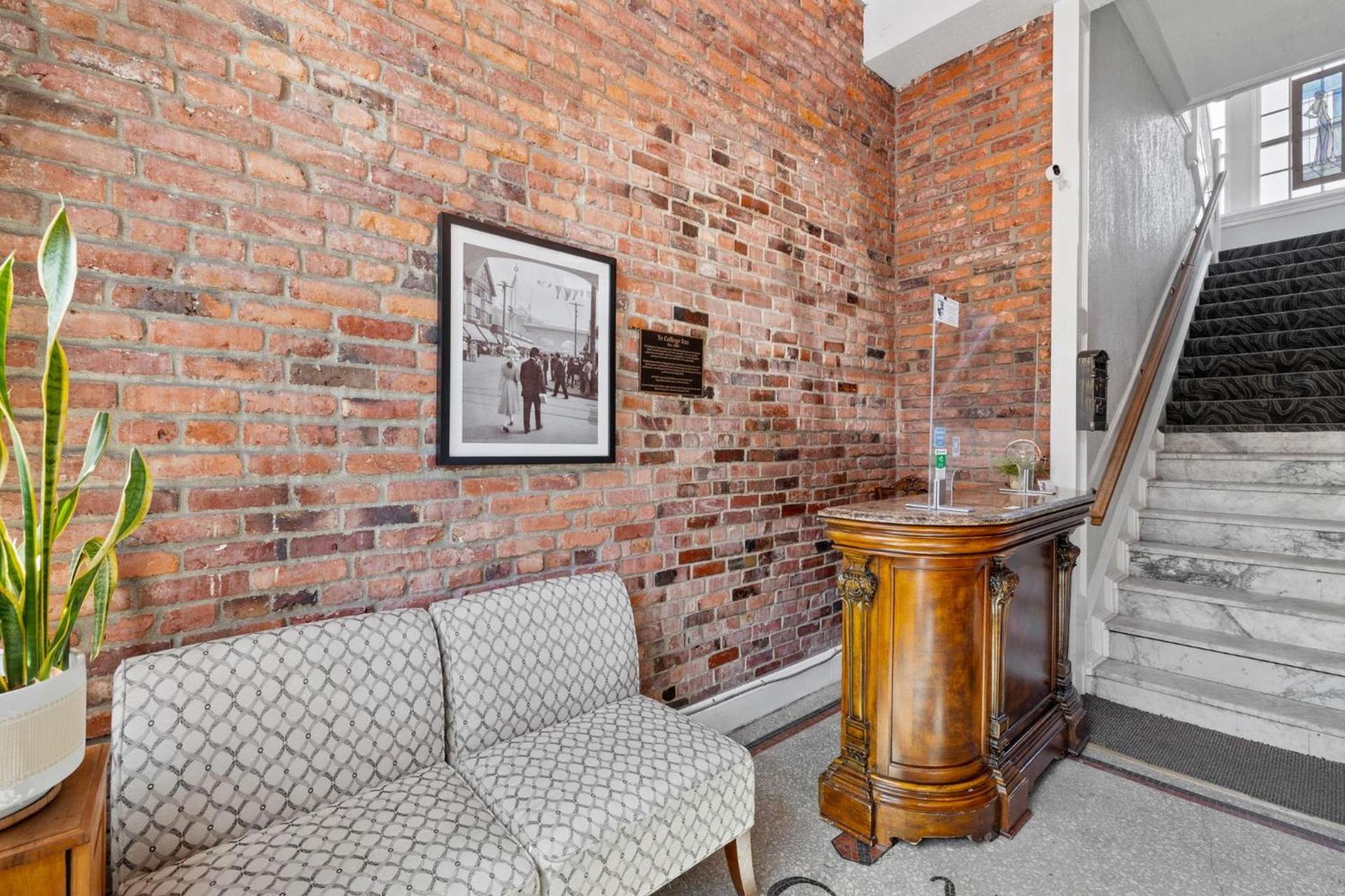 College Inn Hotel photo 60