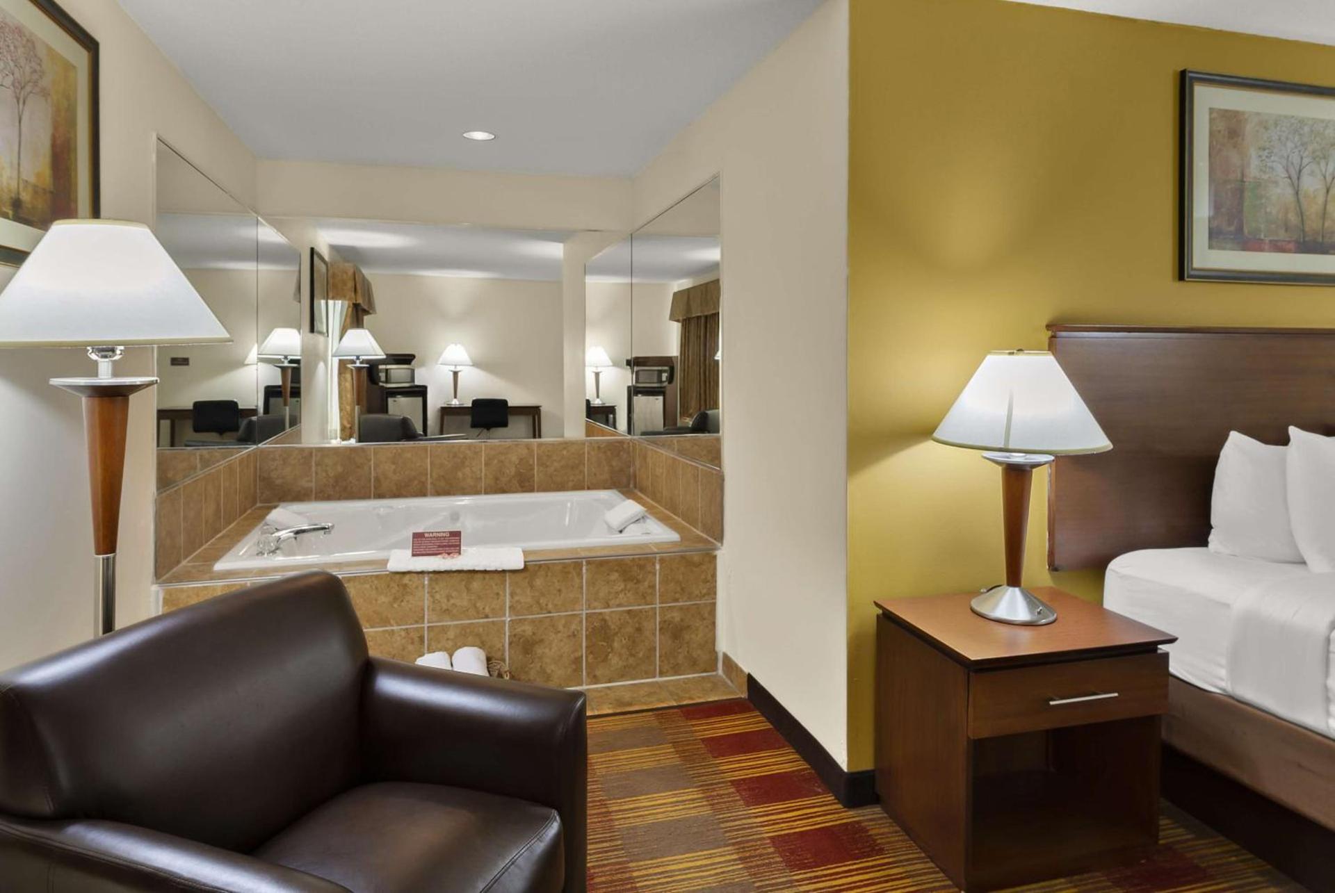 Best Western Lakewood Inn photo 3
