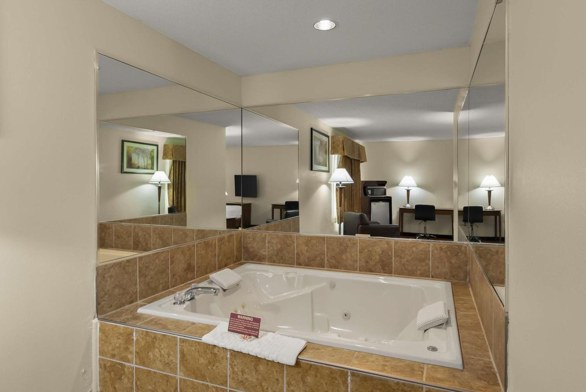 Best Western Lakewood Inn photo 28