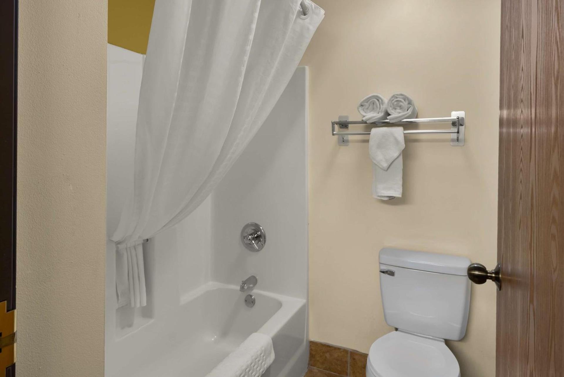 Best Western Lakewood Inn photo 31
