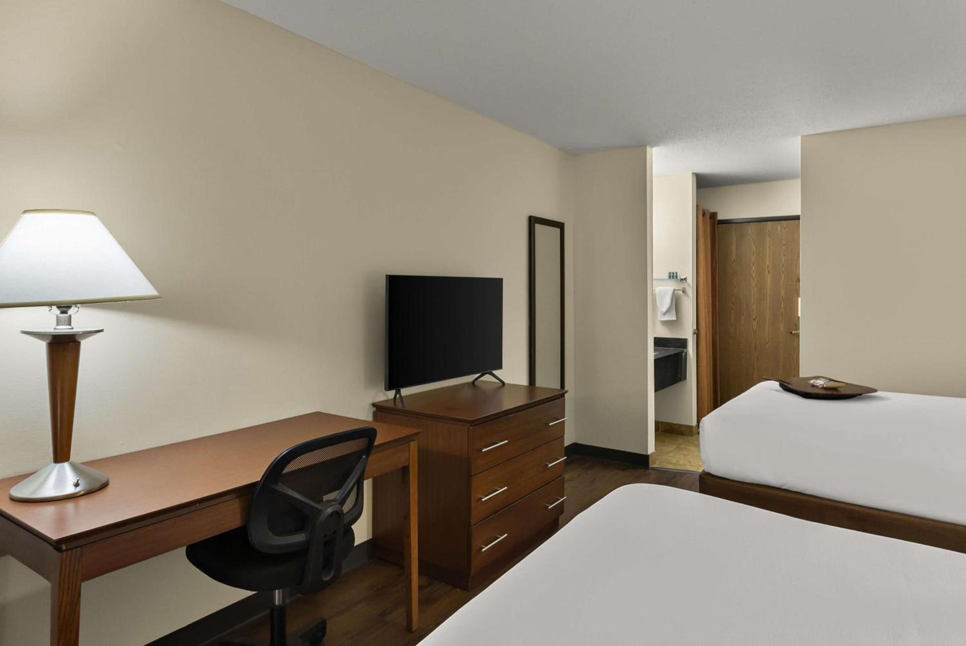 Best Western Lakewood Inn photo 2