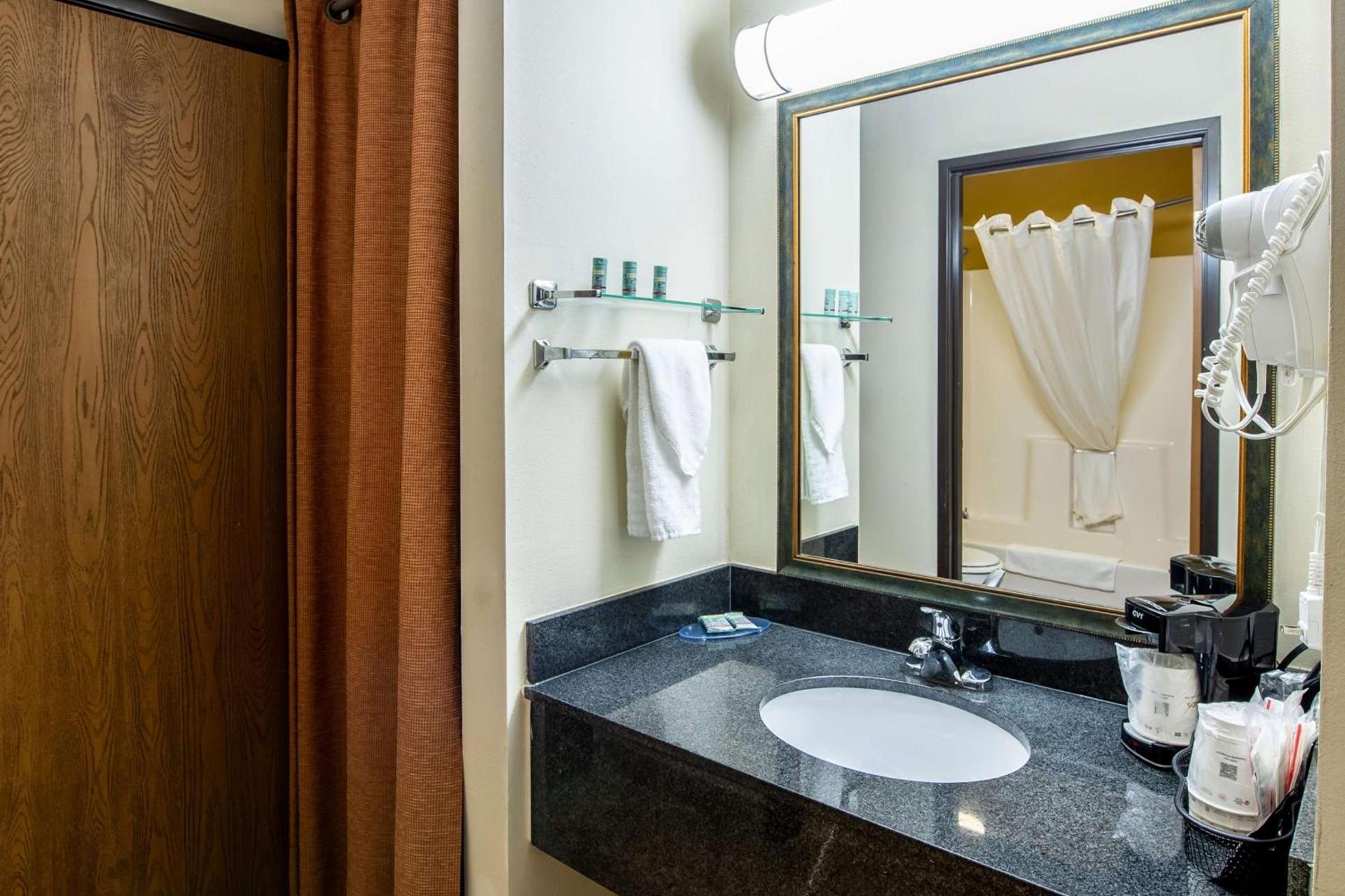 Best Western Lakewood Inn photo 30