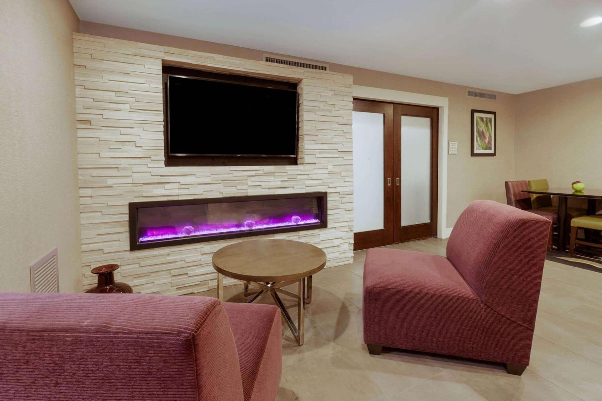 La Quinta by Wyndham Detroit Utica photo 6