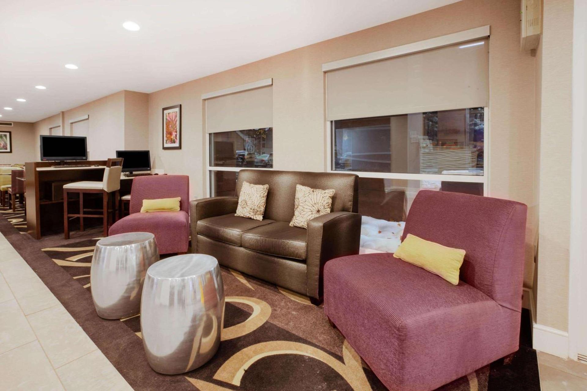La Quinta by Wyndham Detroit Utica photo 8