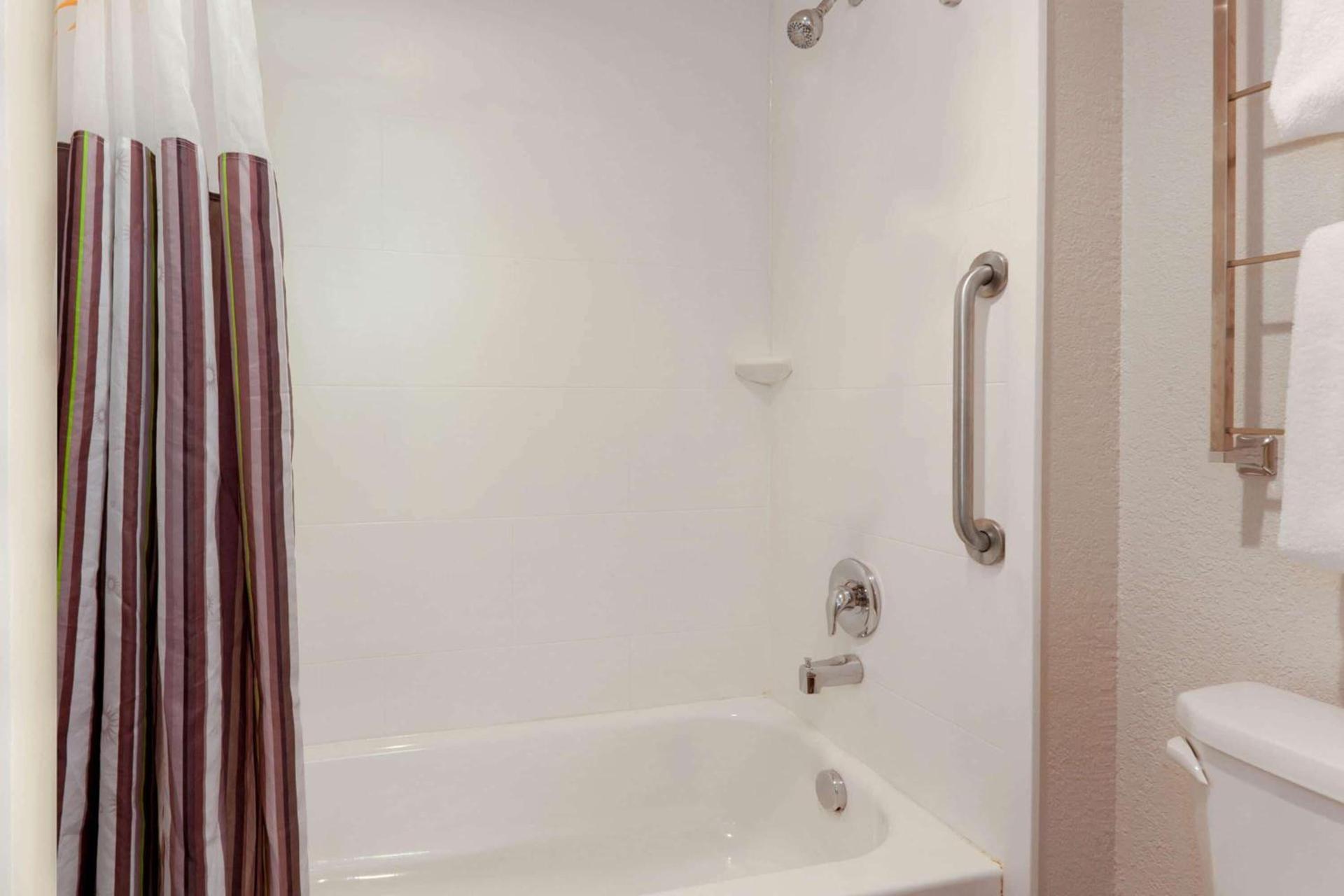 La Quinta by Wyndham Detroit Utica photo 14