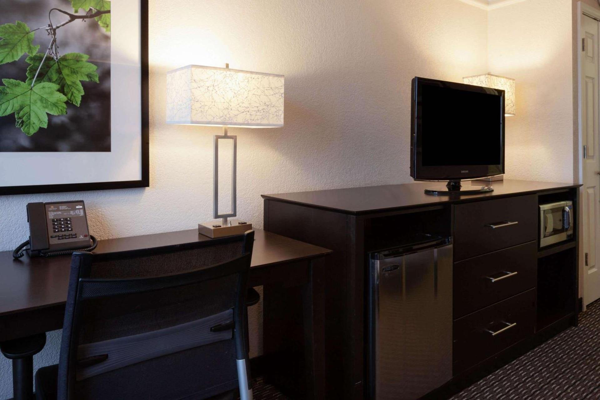 La Quinta by Wyndham Detroit Utica photo 15