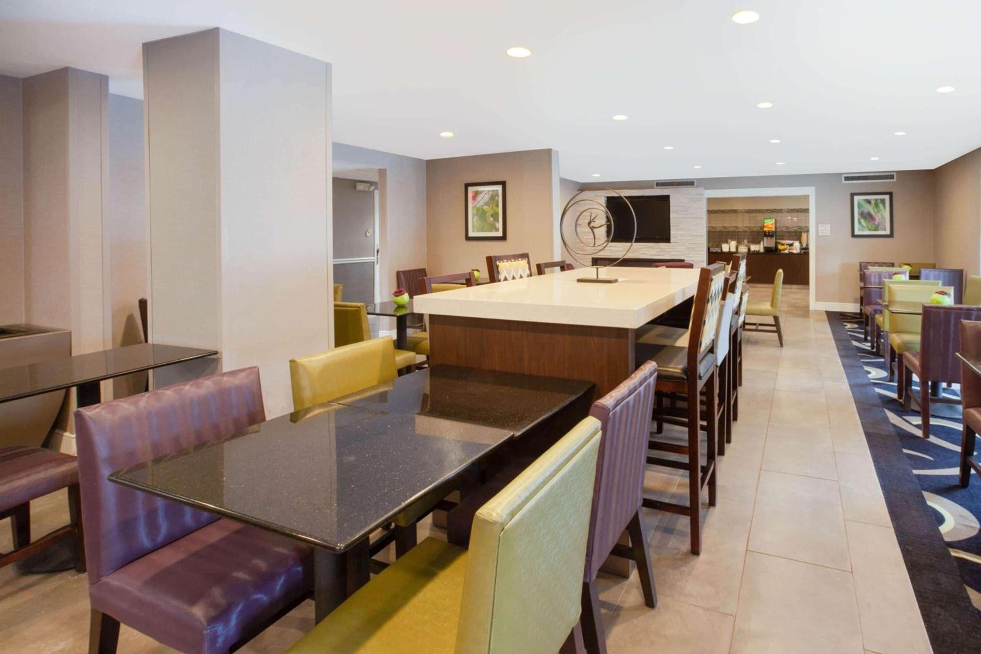 La Quinta by Wyndham Detroit Utica photo 25