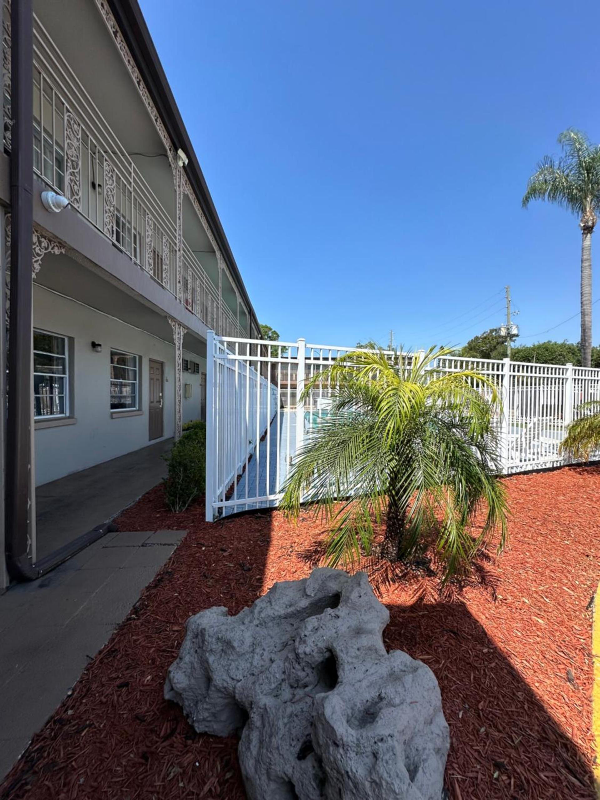 Econo Lodge St Petersburg Central — hotel in St Petersburg