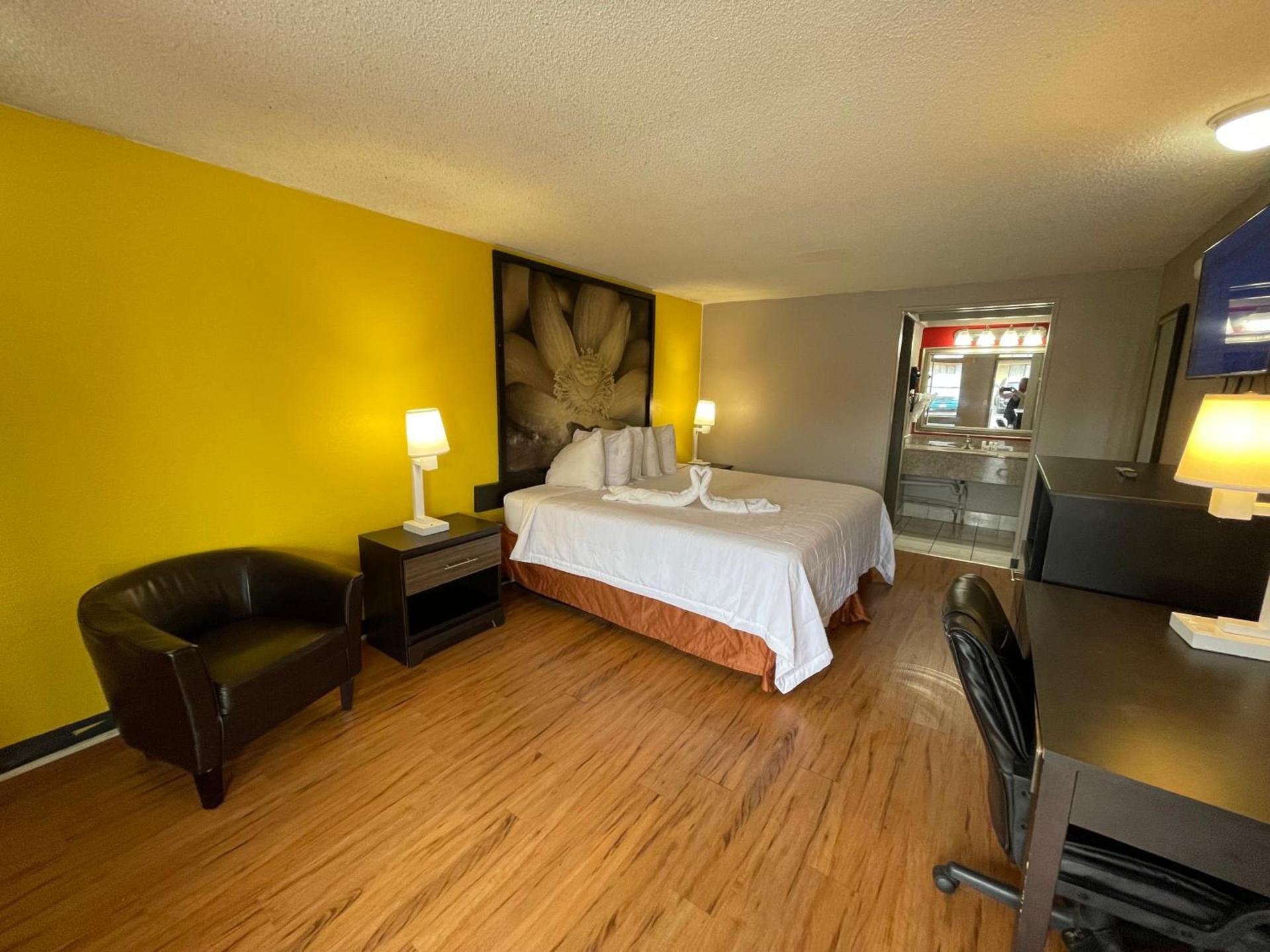 Super 8 by Wyndham Monroe photo 18