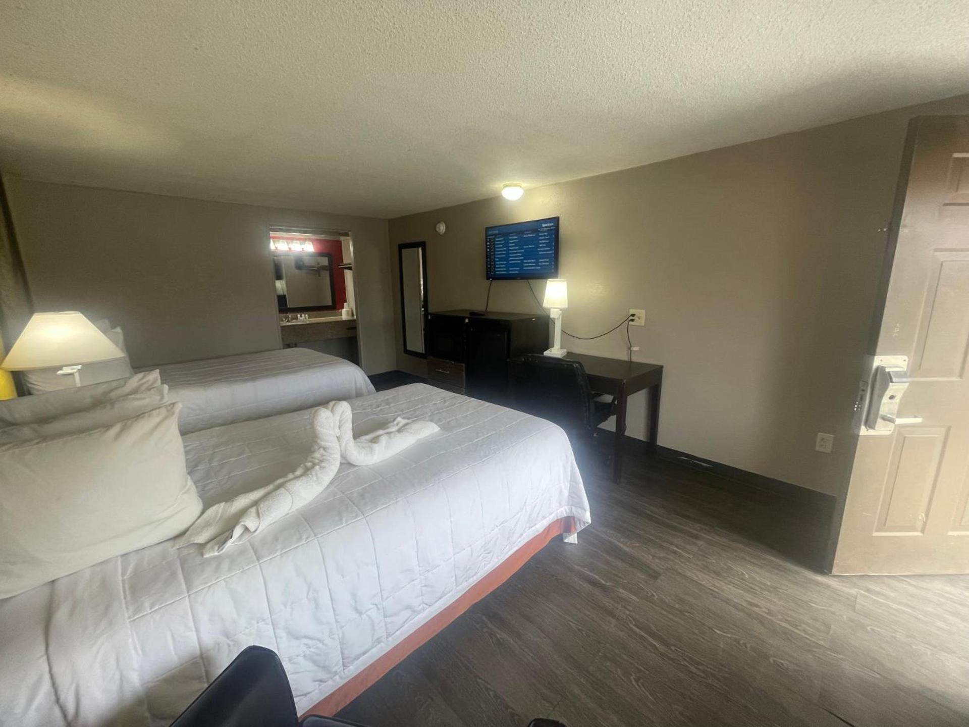 Super 8 by Wyndham Monroe photo 19