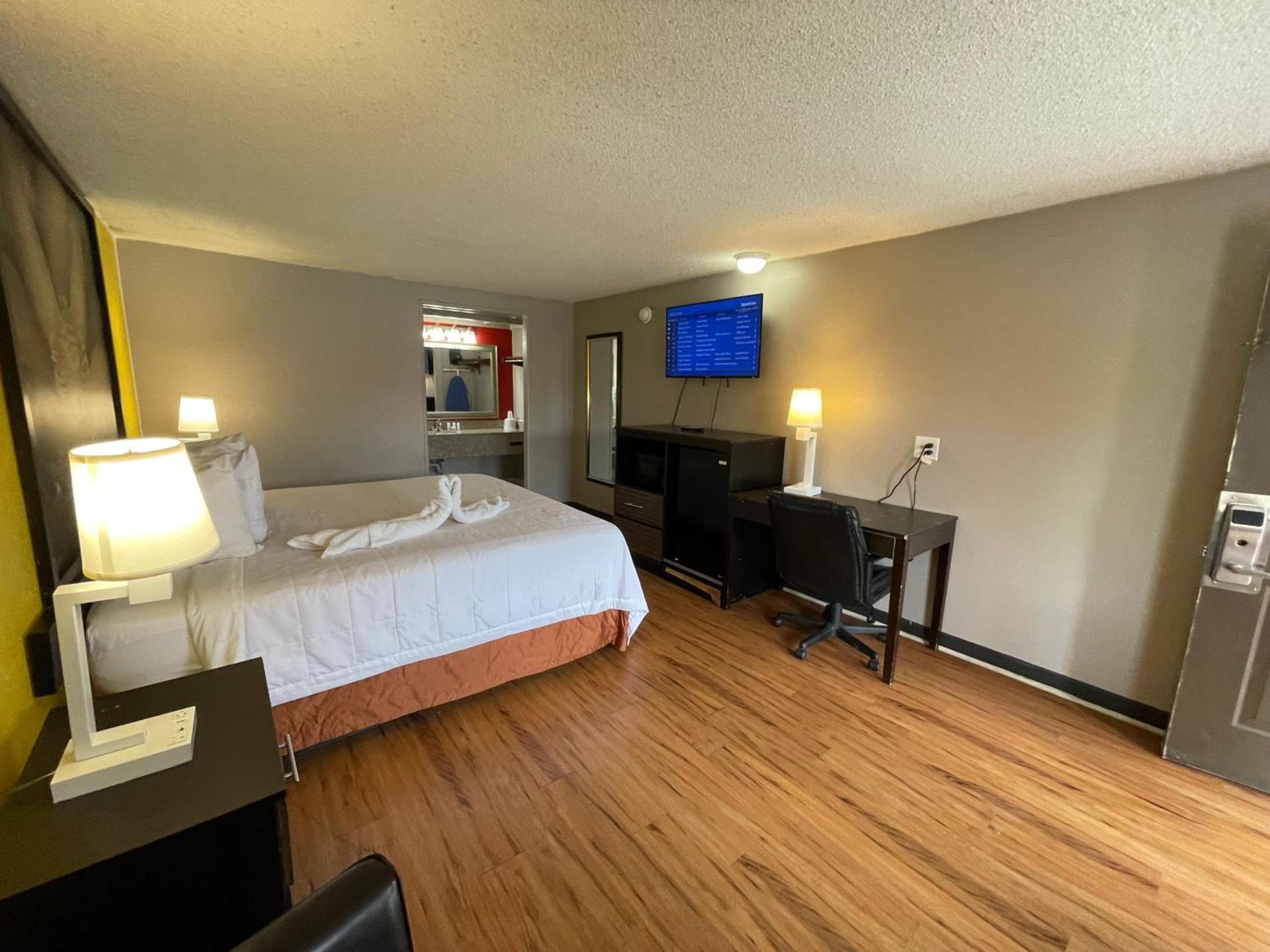 Super 8 by Wyndham Monroe photo 15